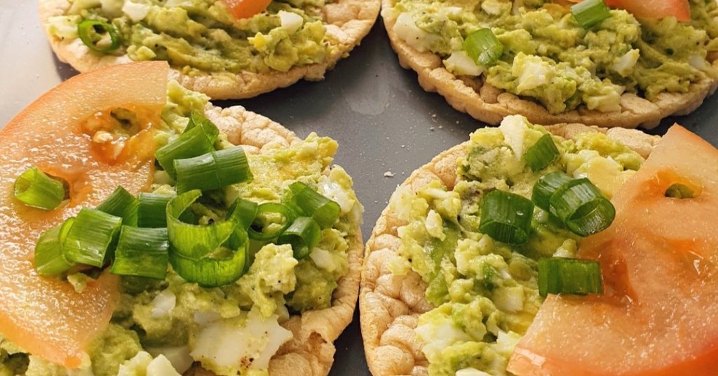 ממרח אבוקדו וביצה קשה