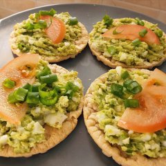 ממרח אבוקדו וביצה קשה