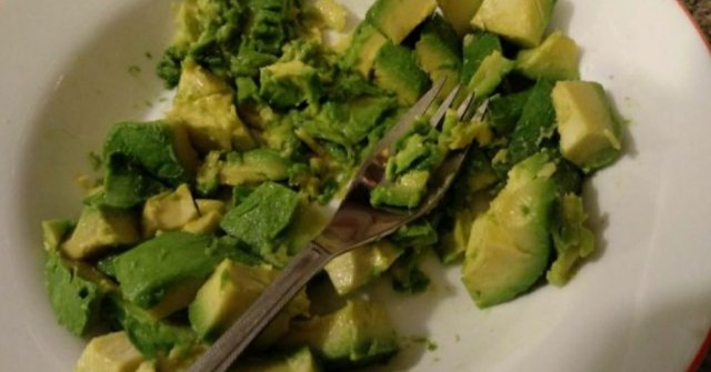 ממרח אבוקדו וביצה קשה