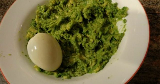 ממרח אבוקדו וביצה קשה