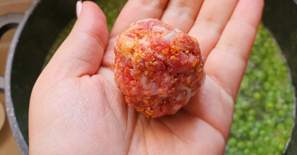 קציצות בשר עם אפונה