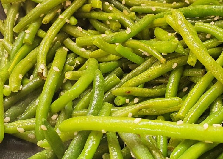 שעועית ירוקה מוקפצת עם שומשום