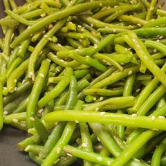 שעועית ירוקה מוקפצת עם שומשום