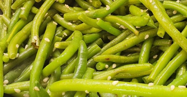 שעועית ירוקה מוקפצת עם שומשום