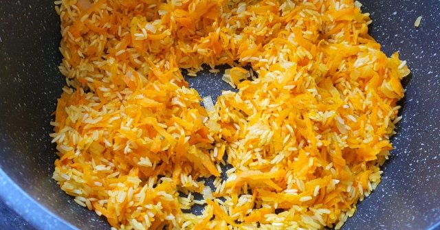אורז צהוב עם גזר