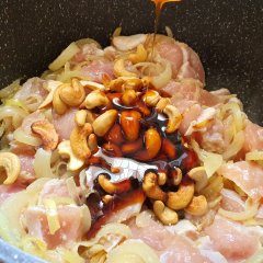 חזה עוף/ פרגית עם קשיו וסילאן בסיר אחד