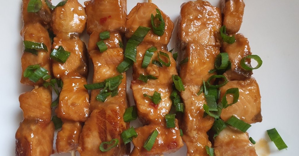 שיפודי סלמון צרובים