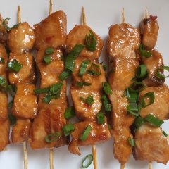 שיפודי סלמון צרובים