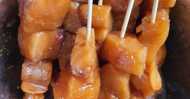 שיפודי סלמון צרובים