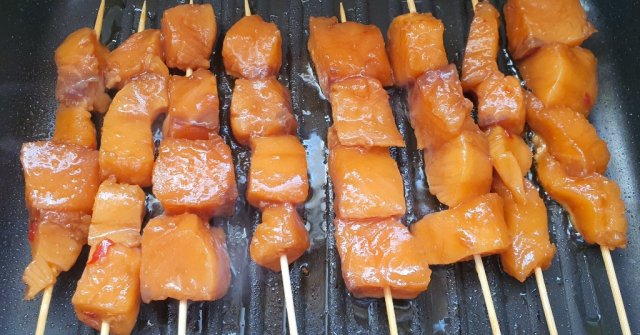 שיפודי סלמון צרובים