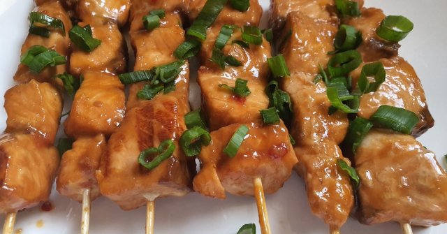 שיפודי סלמון צרובים