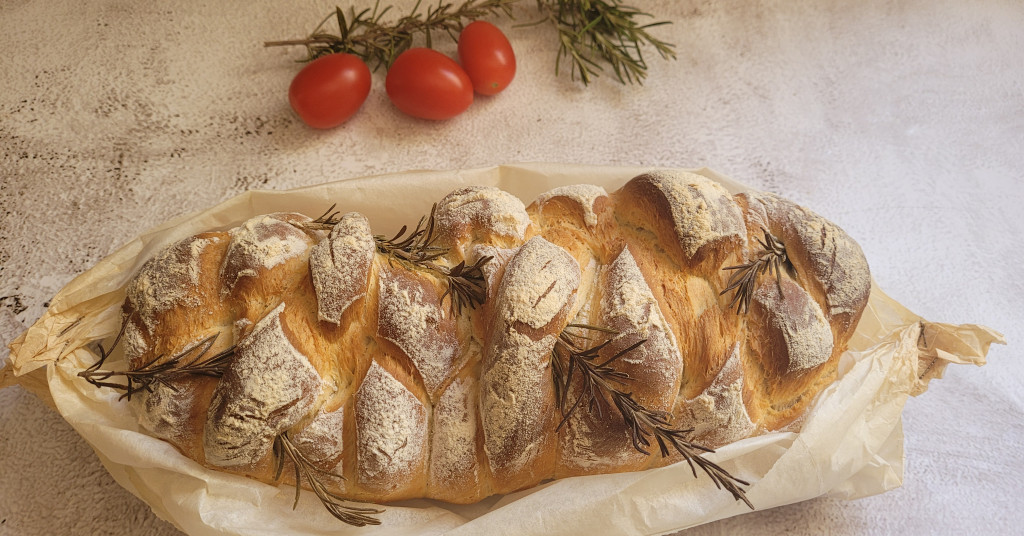 חלות  - גם חלה בצורת מפתח, עם או בלי תוספות, לחם