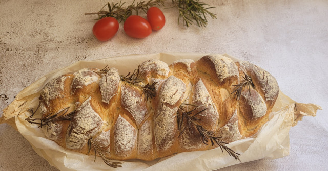 חלות  - גם חלה בצורת מפתח, עם או בלי תוספות, לחם