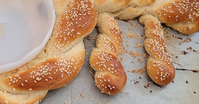 חלות  - גם חלה בצורת מפתח, עם או בלי תוספות, לחם