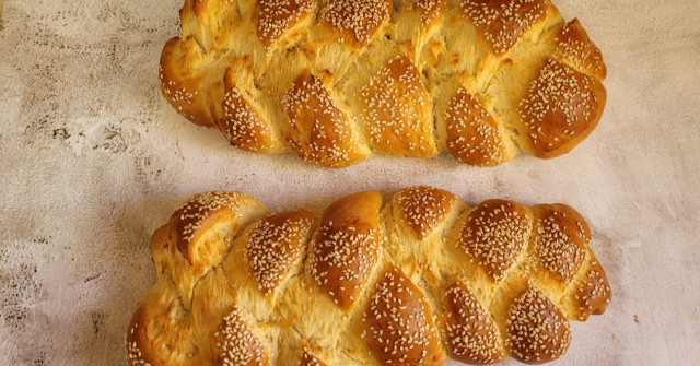 חלות  - גם חלה בצורת מפתח, עם או בלי תוספות, לחם