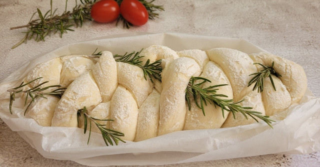 חלות  - גם חלה בצורת מפתח, עם או בלי תוספות, לחם