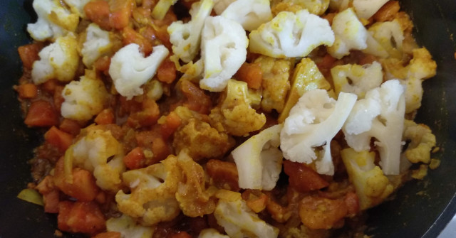 תבשיל כרובית וחומוס מהמטבח ההודי