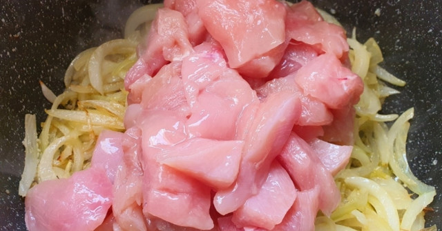 חזה עוף/ פרגית עם קשיו וסילאן בסיר אחד