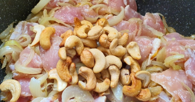 חזה עוף/ פרגית עם קשיו וסילאן בסיר אחד