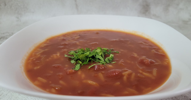 מרק עגבניות עם אורז מהיר