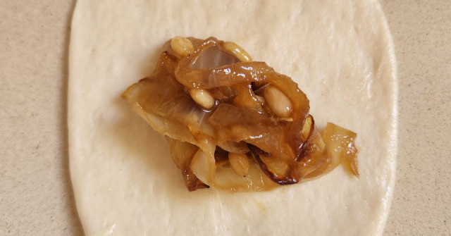 בייגלה (פרעצל) במילוי בצל מקורמל וצנוברים