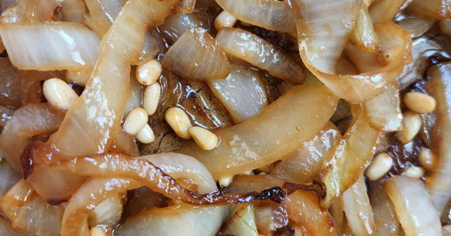 בייגלה (פרעצל) במילוי בצל מקורמל וצנוברים