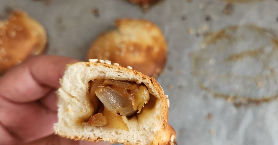 בייגלה (פרעצל) במילוי בצל מקורמל וצנוברים