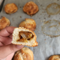 בייגלה (פרעצל) במילוי בצל מקורמל וצנוברים